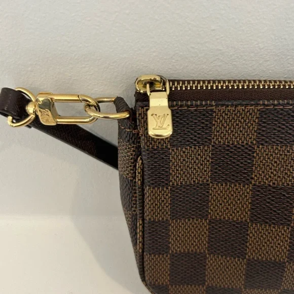 Louis Vuitton Pochette Accessoires - Picture 9 of 13
